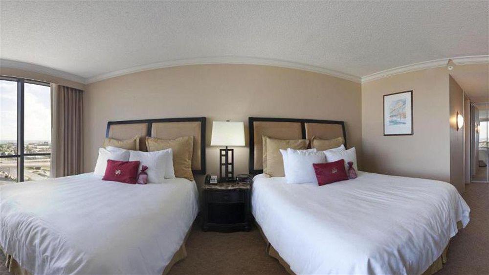 Готель Crowne Plaza Pensacola Grand Екстер'єр фото